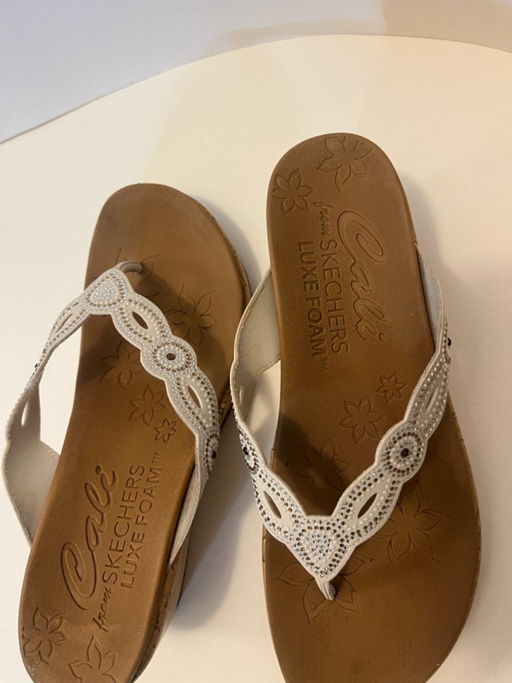 Skechers Women's White Beaded Luxe Foam Thong Sandals - Picture 2 of 6